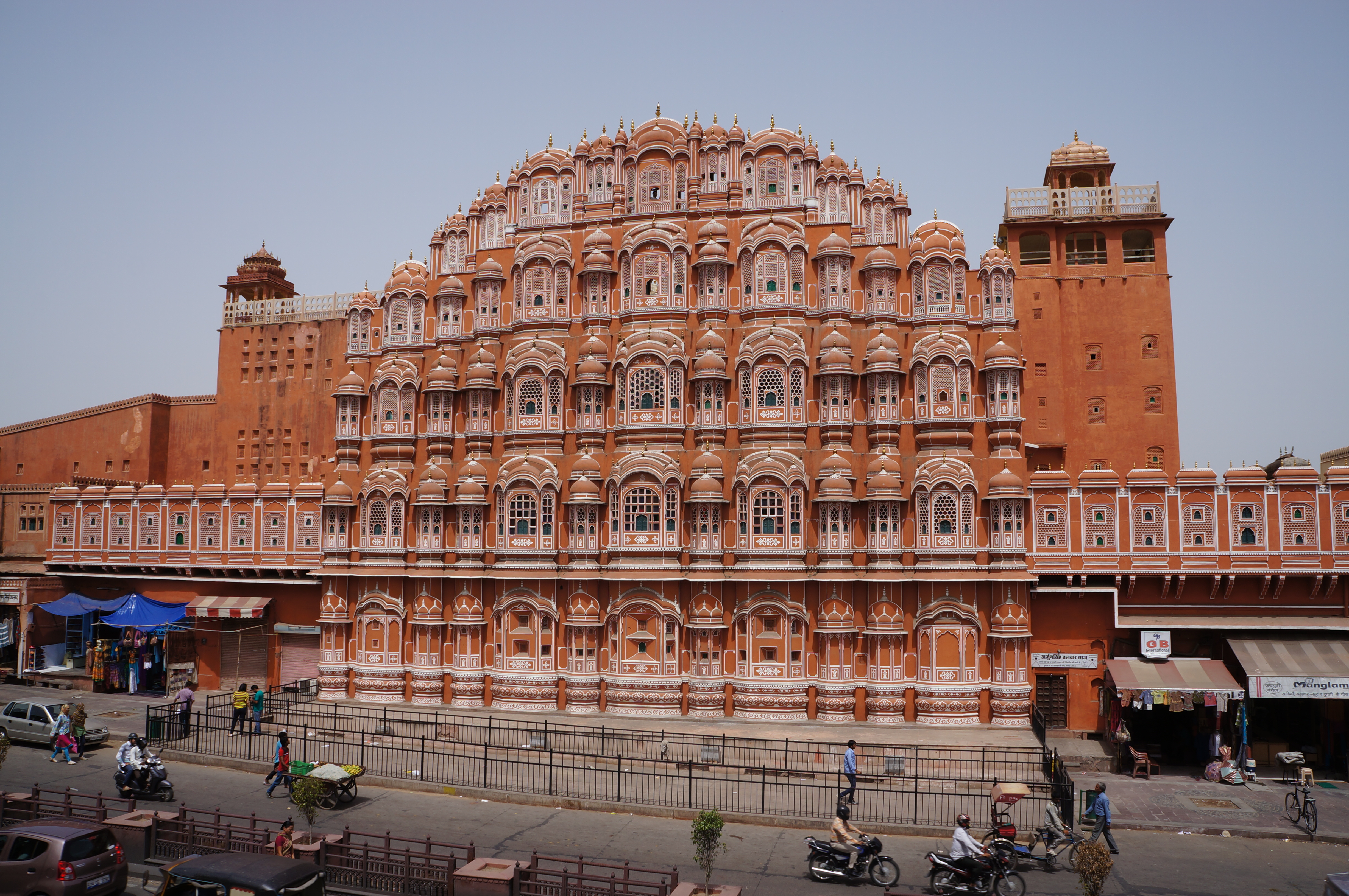 https://d3r8gwkgo0io6y.cloudfront.net/upload/hawa mahal.jpg
